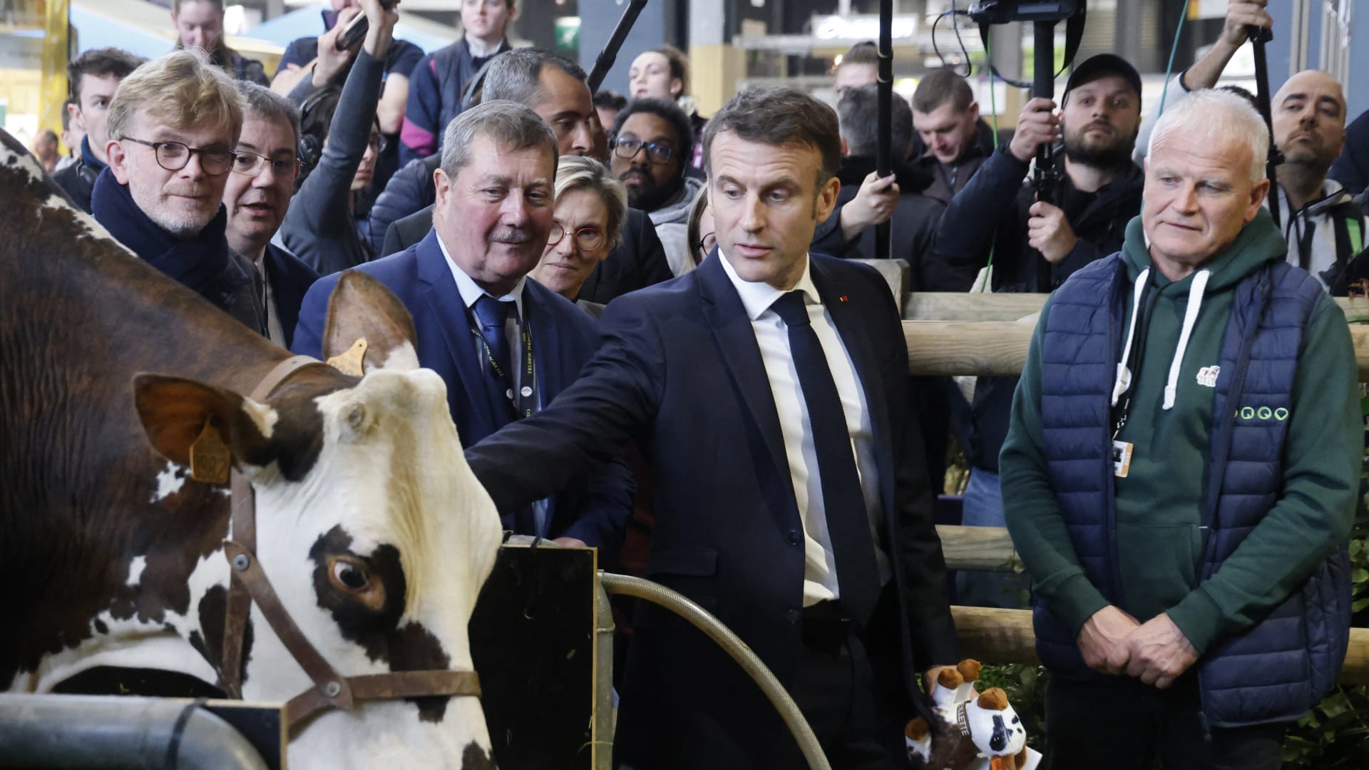وسط تهديد بـ"حصار باريس".. احتجاجات المزارعين تثير اضطرابًا كبيرًا في فرنسا
