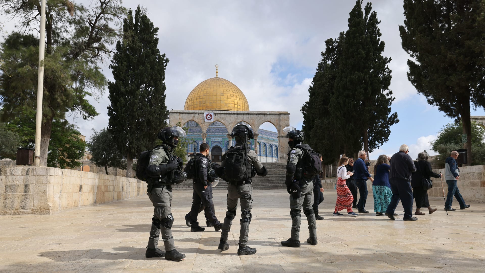 عناصر بالشرطة الإسرائيلية قرب المسجد الاقصى 