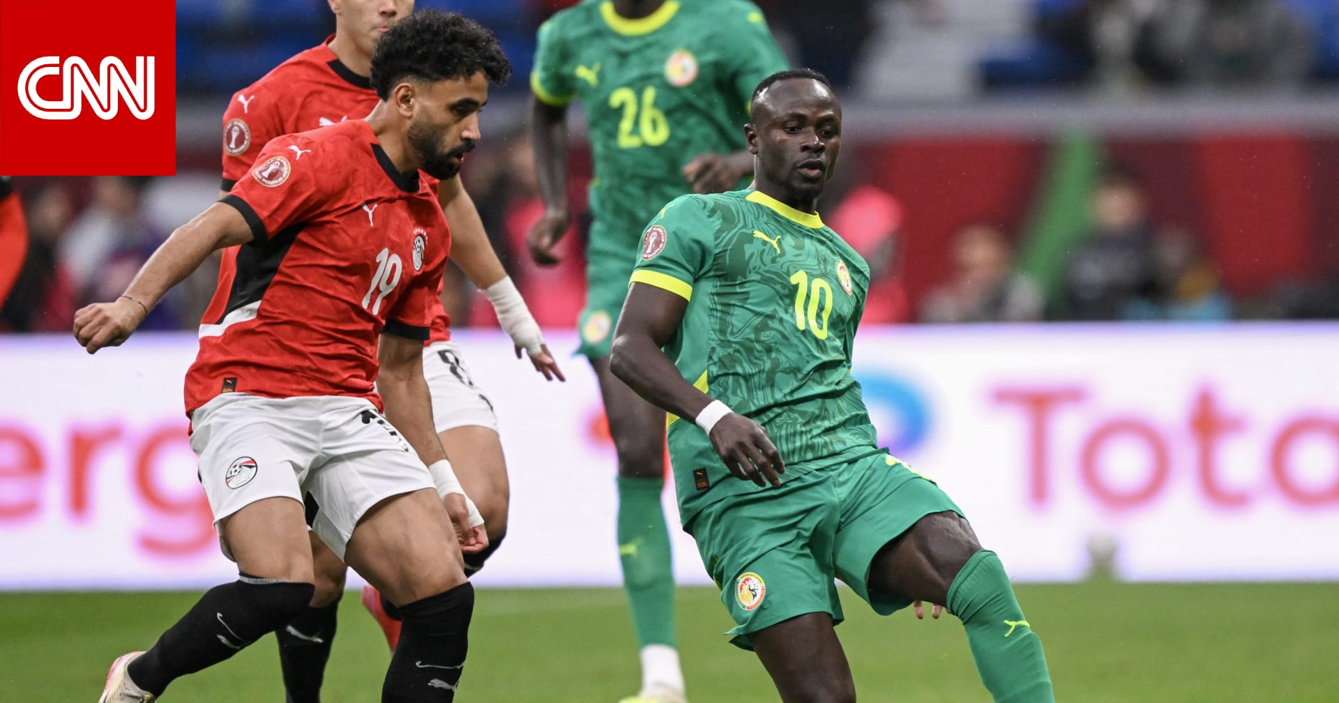 تصرف "صادم" من لاعبي منتخب مصر مع الحكم بعد الخسارة أمام السنغال 