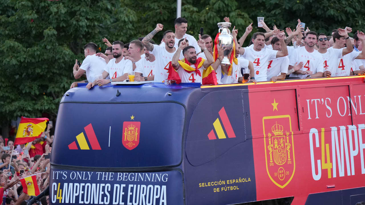 بهذه الطريقة احتفل لاعبو منتخب إسبانيا بلقب يورو 2024 في شوارع مدريد