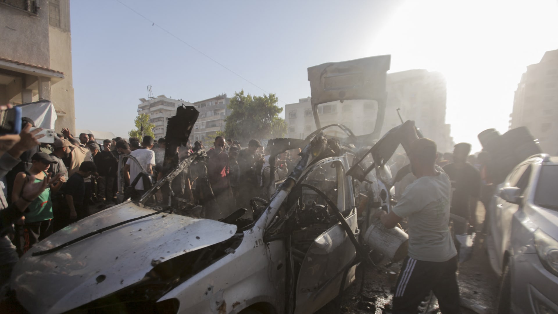 مقتل 20 شخصًا في غارات على غزة بعد مزاعم ​​الجيش الإسرائيلي تعرضه لإطلاق نار