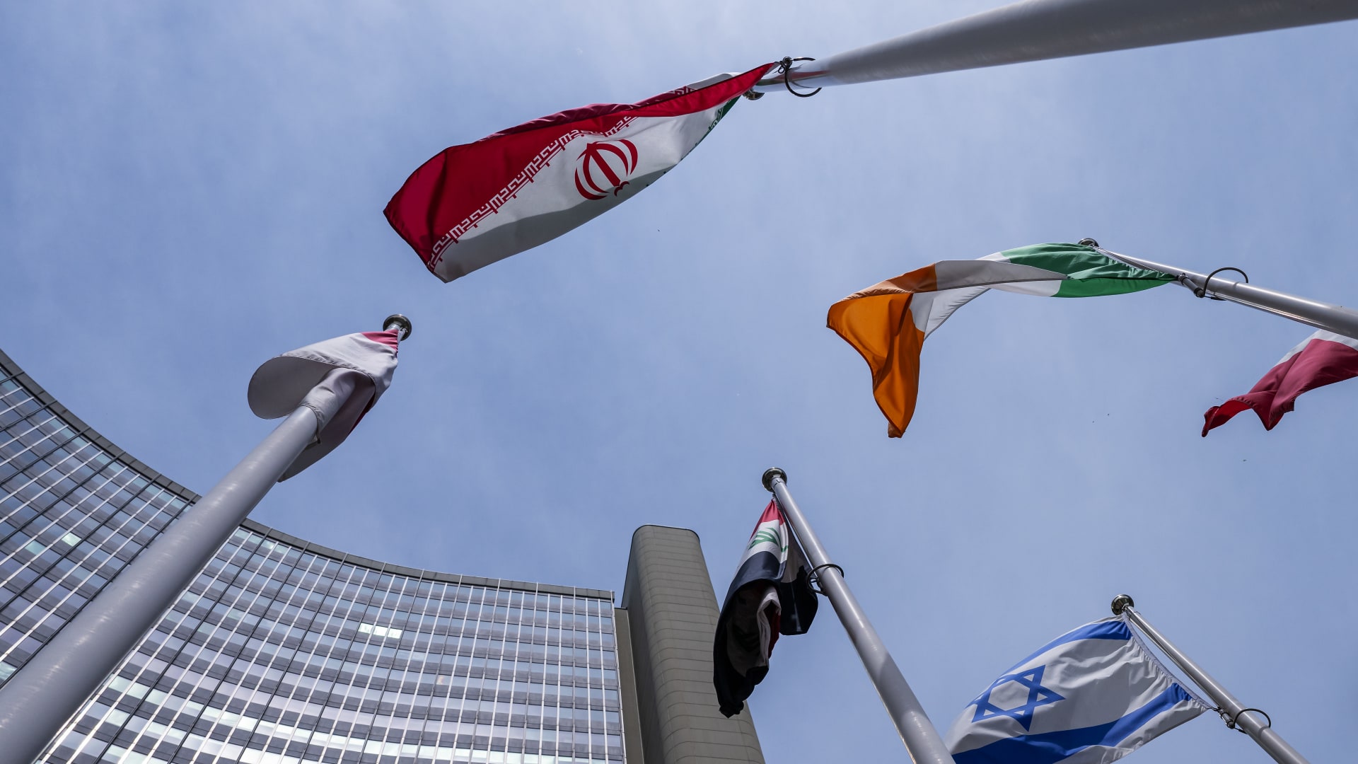 بعد قرار طهران تعليق التعاون معها.. وكالة الطاقة الذرية تعلن مغادرة مفتشيها إيران