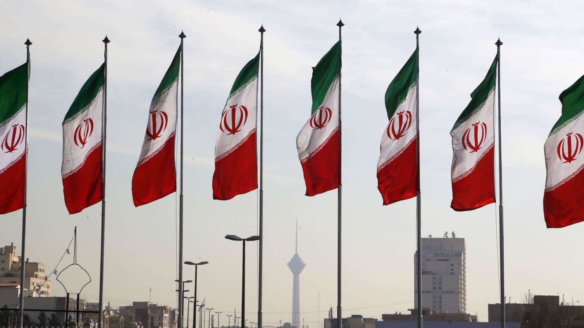 صورة أرشيفية لأعلام إيرانية في طهران 