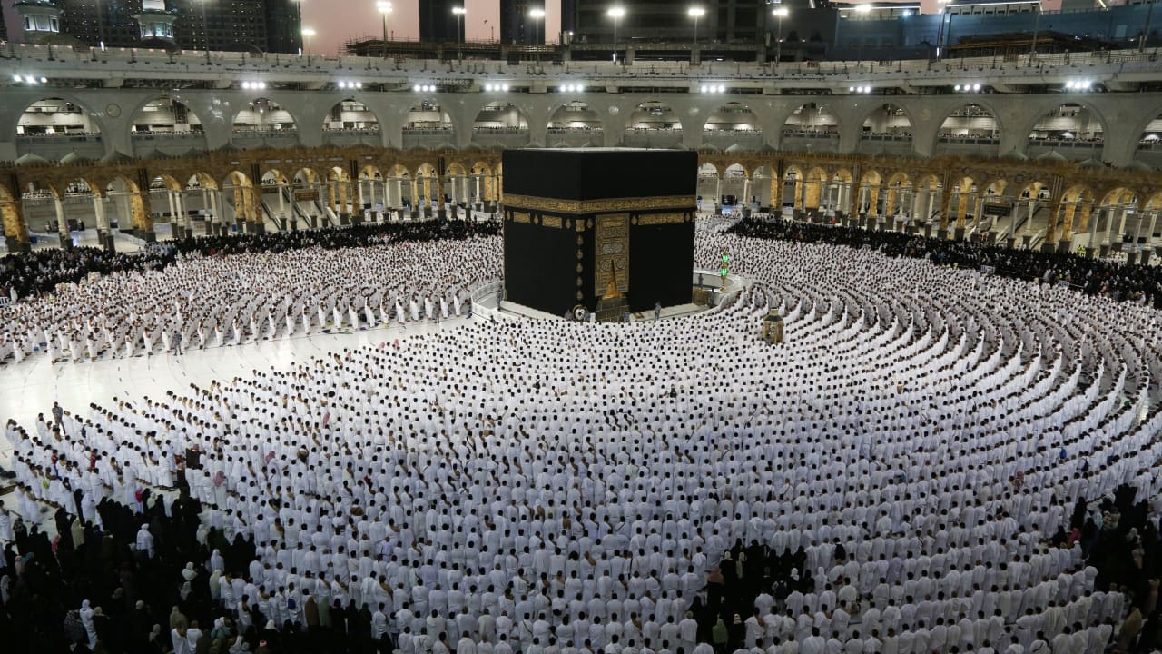 أمين علماء المسلمين يوضح "عدالة الله وكوارث الكون" ويعلق على فيديو رياح الحرم المكي