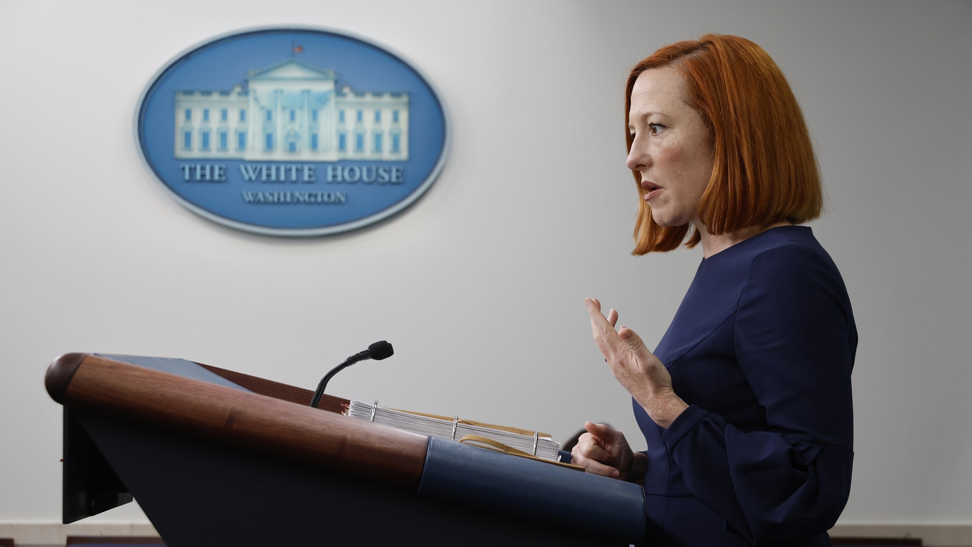 البيت الأبيض يوضح أسباب فرض عقوبات على ابنتي بوتين thumbnail
