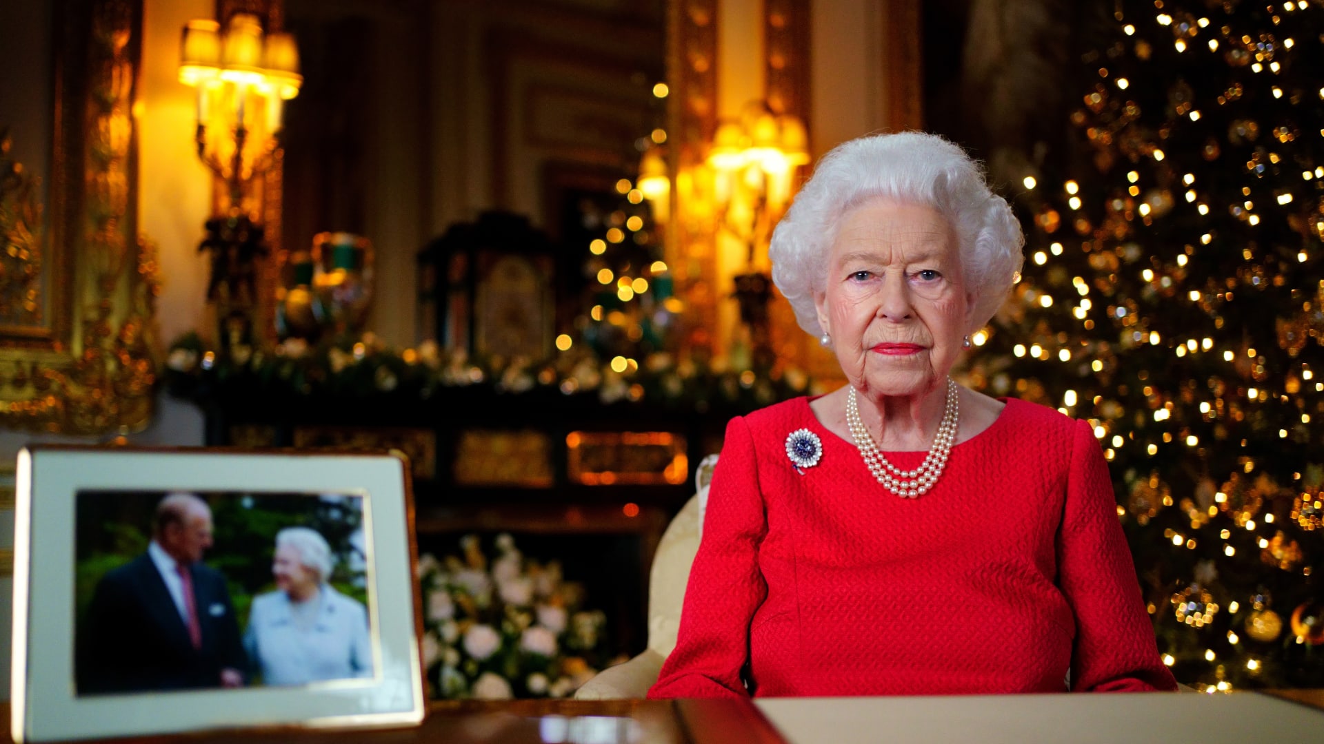 ملكة بريطانيا إليزابيث الثانية تتذكر زوجها الأمير فيليب في رسالة عيد الميلاد