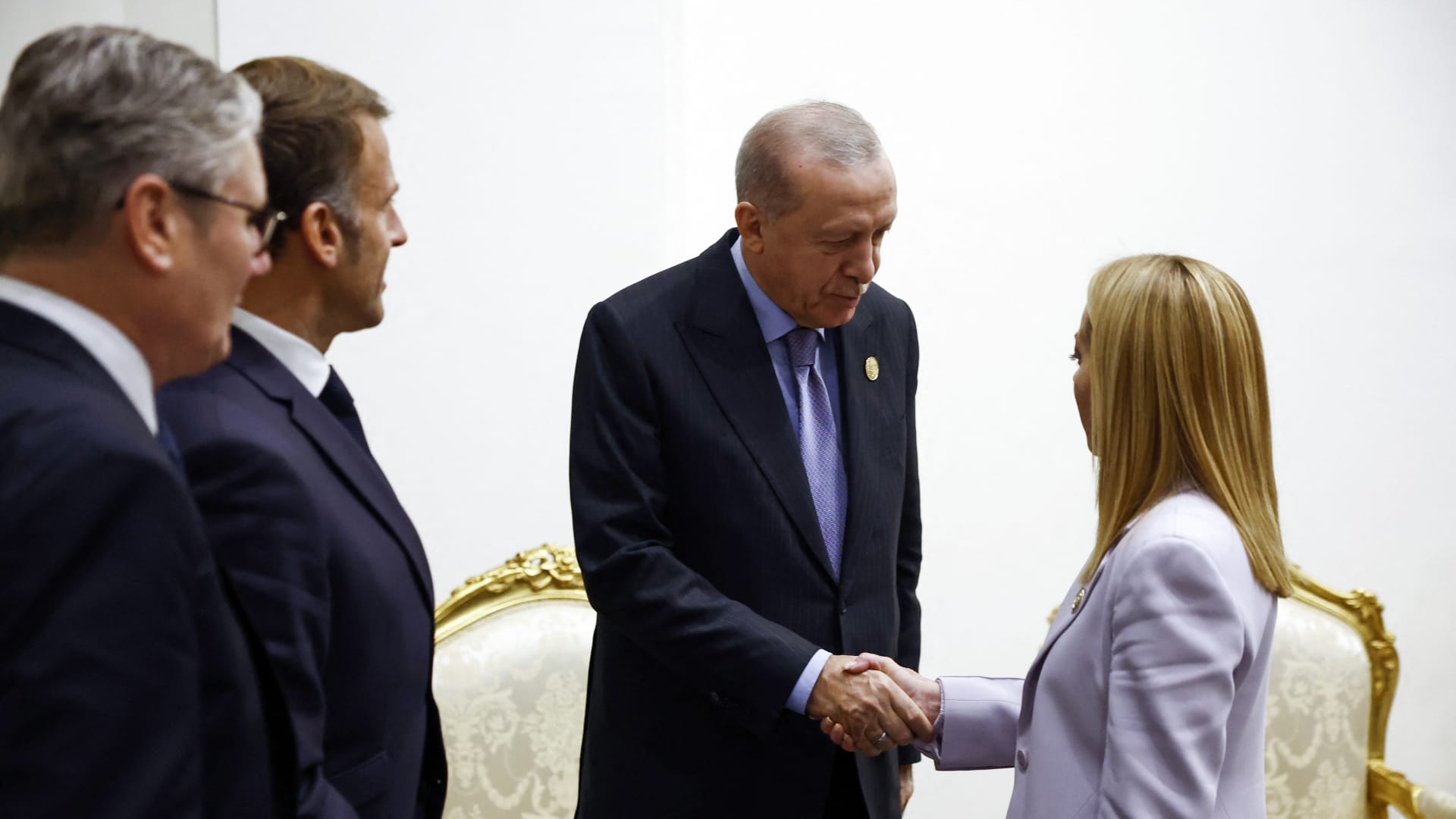 أردوغان يباغت رئيسة وزراء إيطاليا بطلبه توقفها عن التدخين.. كيف ردت؟