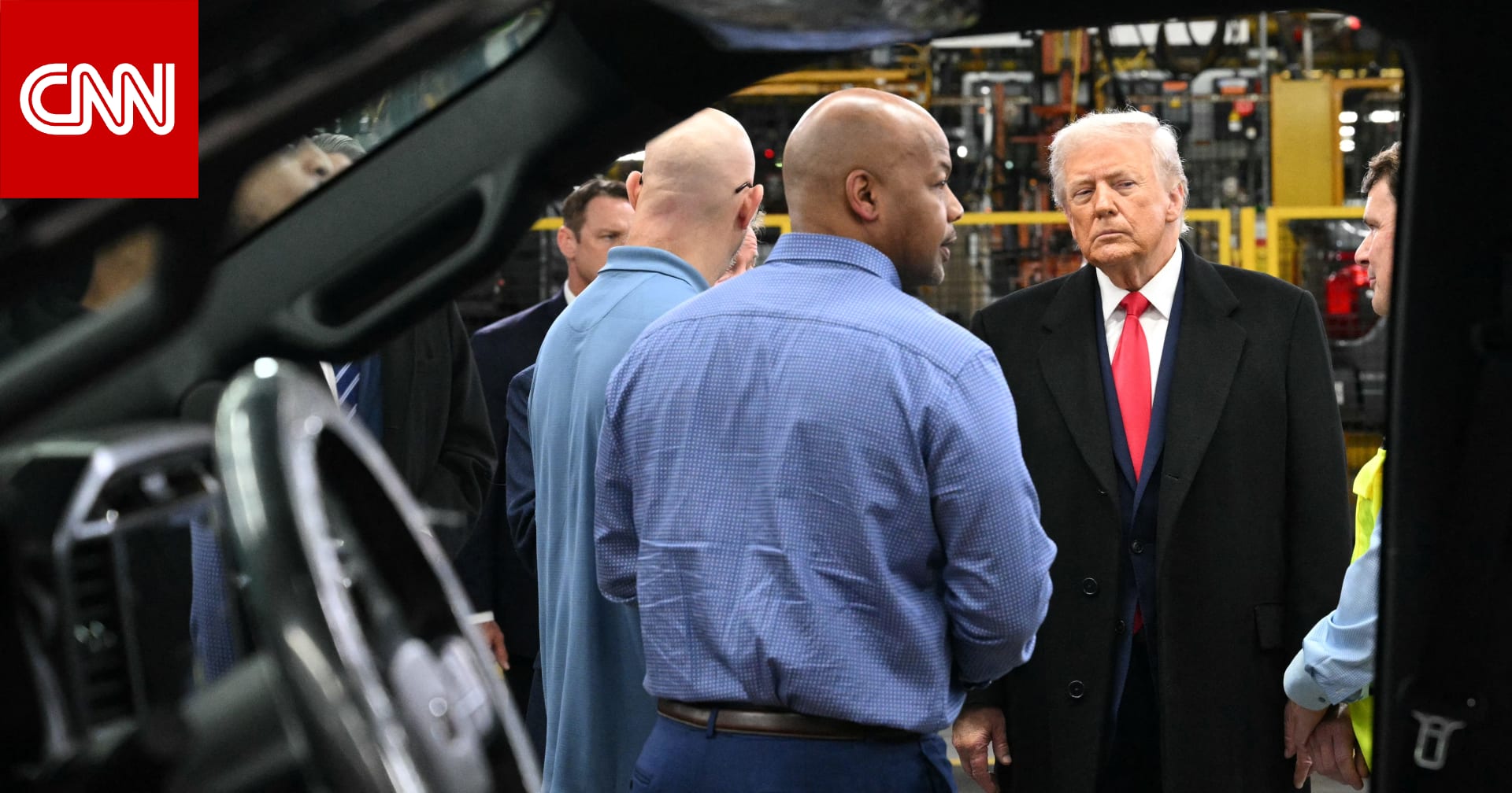 ترامب يقوم بـ"إشارة بذيئة" لشخص خلال جولة في مصنع.. والبيت الأبيض يعلق