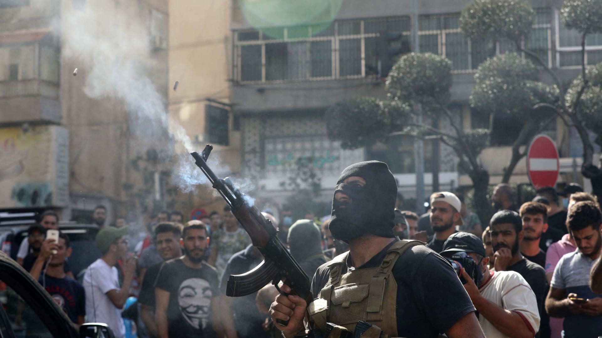 بيروت تشهد أسوأ أعمال عنف منذ سنوات.. ومراسل CNN: المشاهد مشابهة للحرب الأهلية في 1975