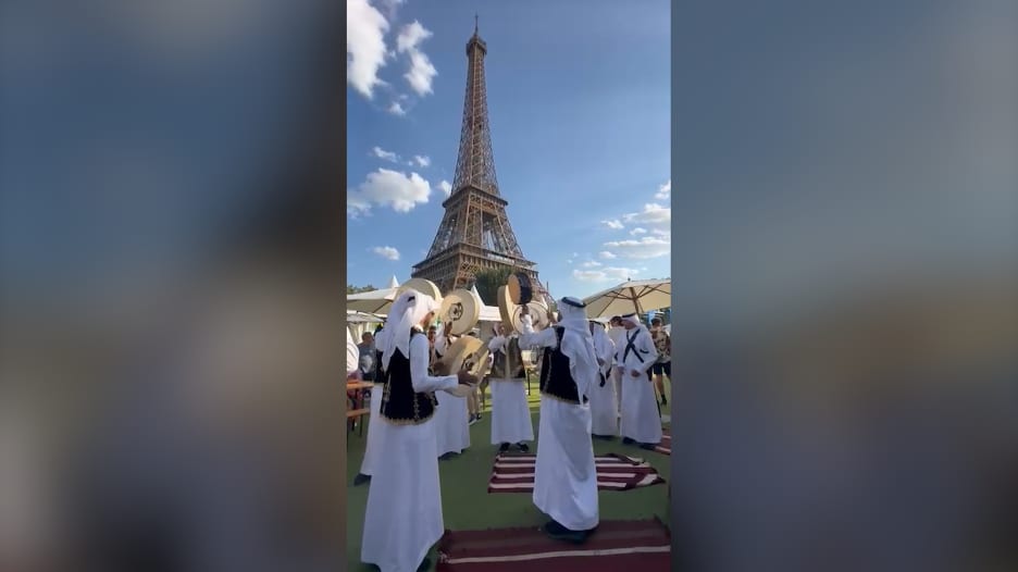 أصداء هذه الفرقة السعودية وصلت باريس.. شاهد ما فعلته أمام برج إيفل