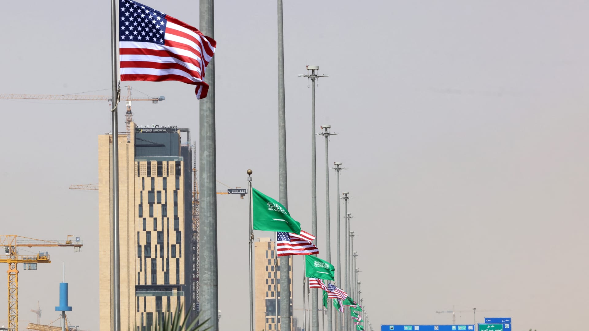 قبل ساعات من وصول ترامب إلى السعودية.. هكذا بدت شوارع الرياض