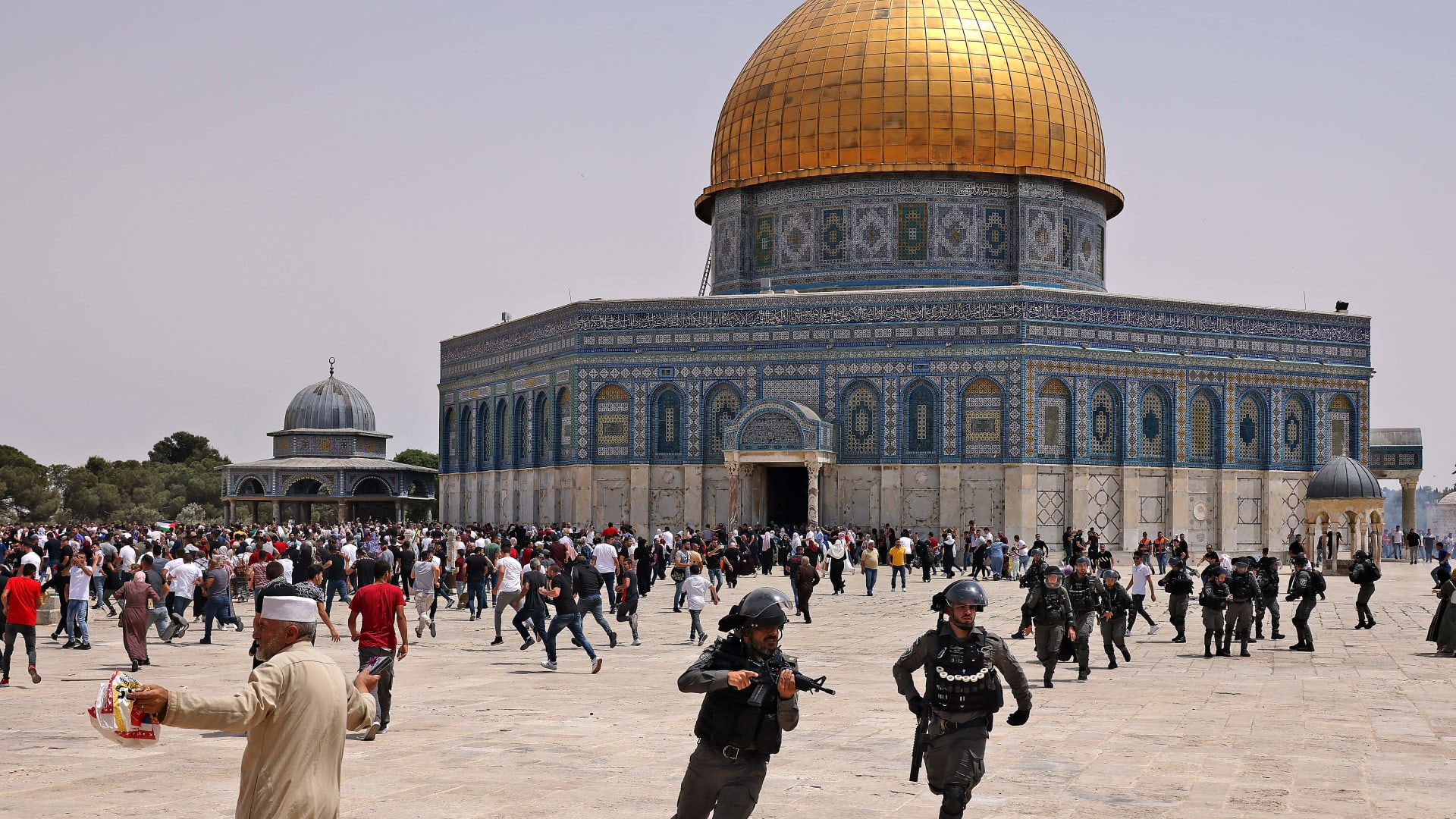 من داخل المسجد الأقصى.. مسلمون يرون أنهم يفقدون السيطرة على الموقع المقدس