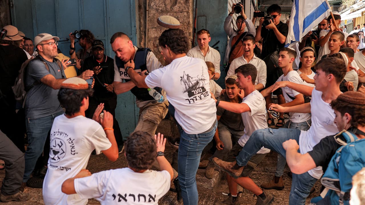 حشود من المستوطنين الإسرائيليين تصل إلى منطقة باب العامود في القدس