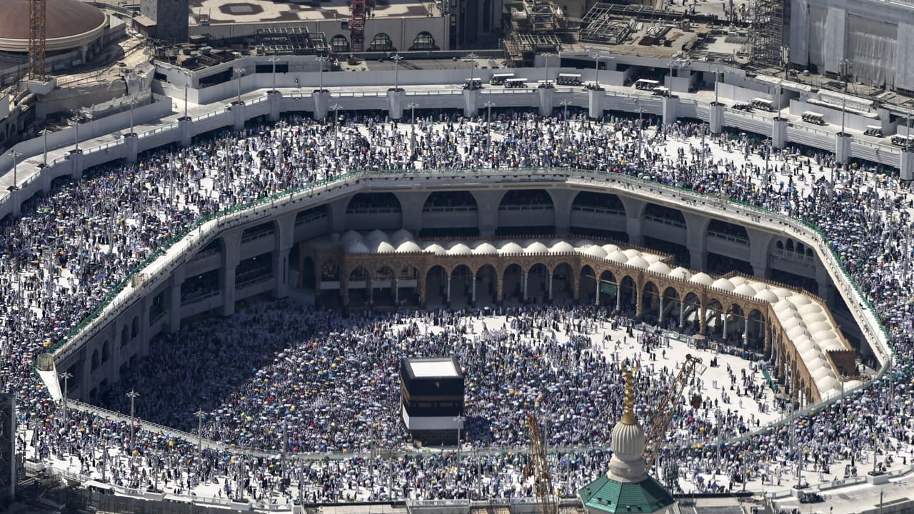 الحرم المكي.. فيديو شجاعة رجل أمن يقف أسفل رجل قفز من أعلى صحن الطواف