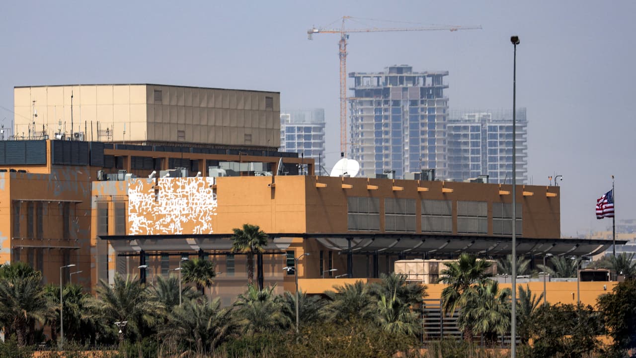 العراق.. الدفاع الجوي يتصدى لمقذوف مما يتسبب في انفجار قرب السفارة الأمريكية