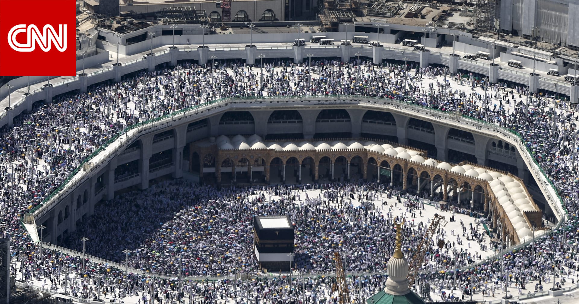 الحرم المكي.. فيديو شجاعة رجل أمن يقف أسفل رجل قفز من أعلى صحن الطواف