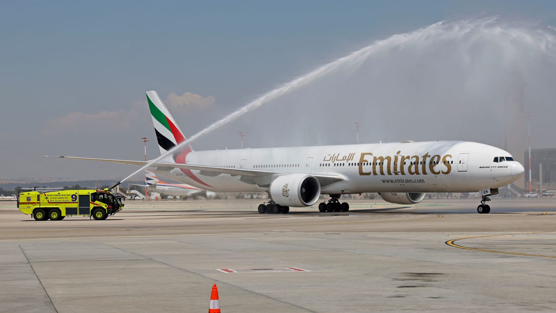 هبوط أول رحلة لطيران الإمارات في تل أبيب.. وسفير أبوظبي يُعلق