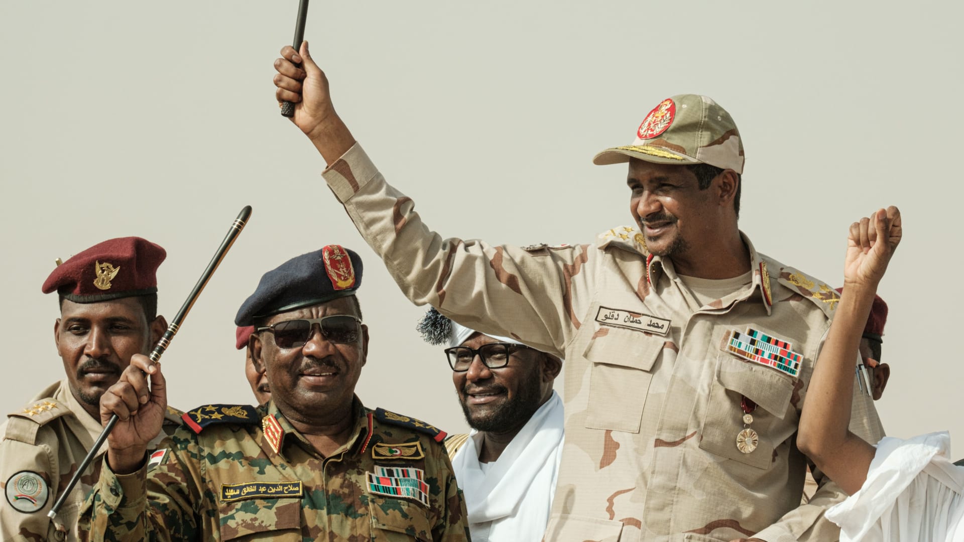 دخان يتصاعد من القصر الرئاسي.. ومخاوف من عودة الحرب الأهلية في السودان