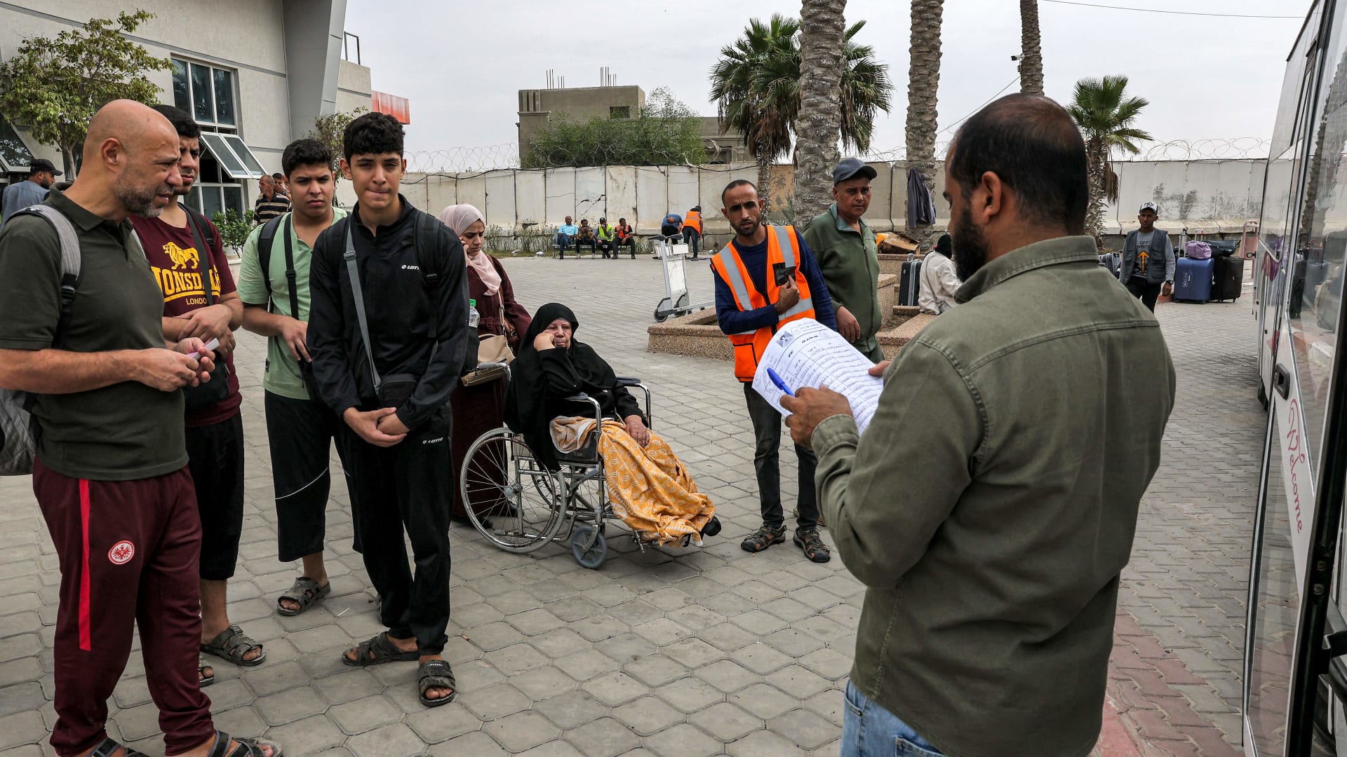 شاهد إبراهيم دهمان صحفي CNN يعبر مع عائلته معبر رفح إلى مصر بعد شهر من الحصار في غزة