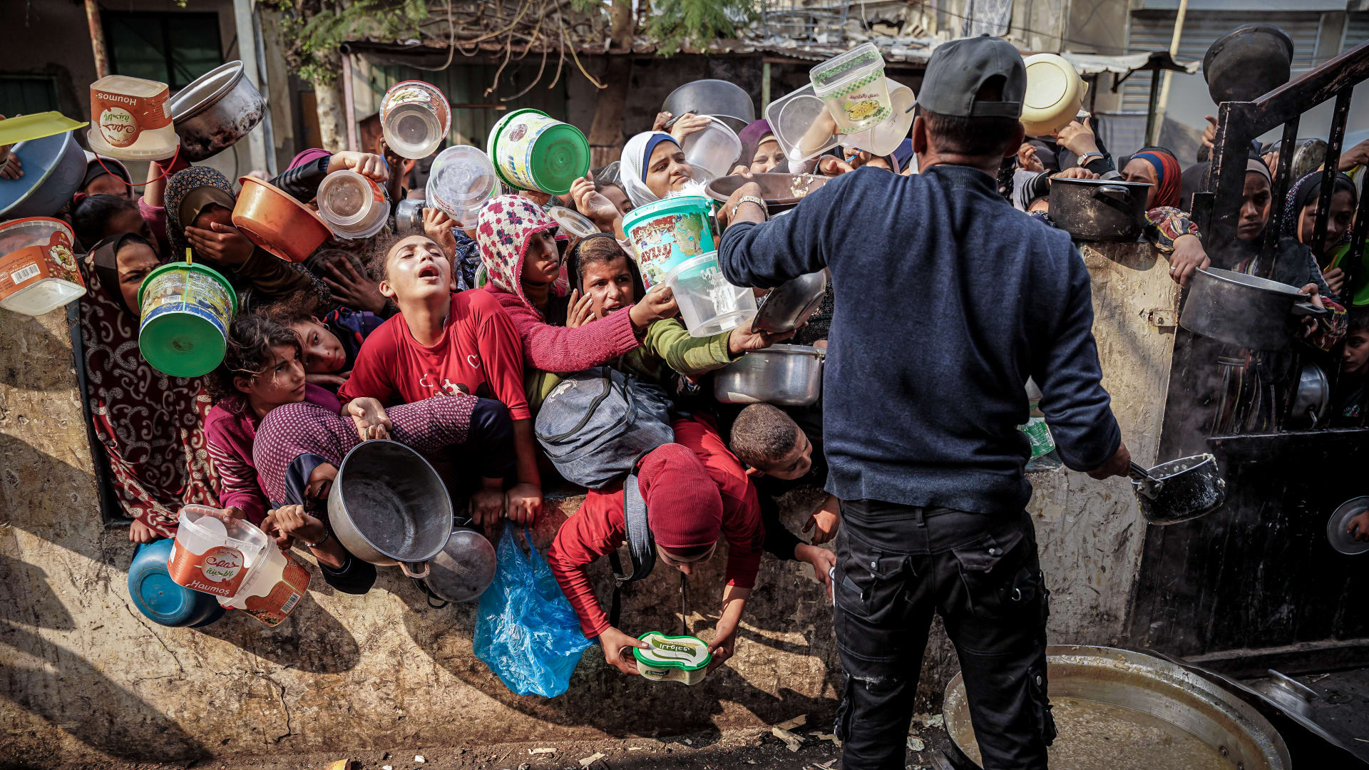 نازحون من غزة إلى رفح لـCNN: الحياة صعبة ومهينة.. وأسعار الغذاء باهظة