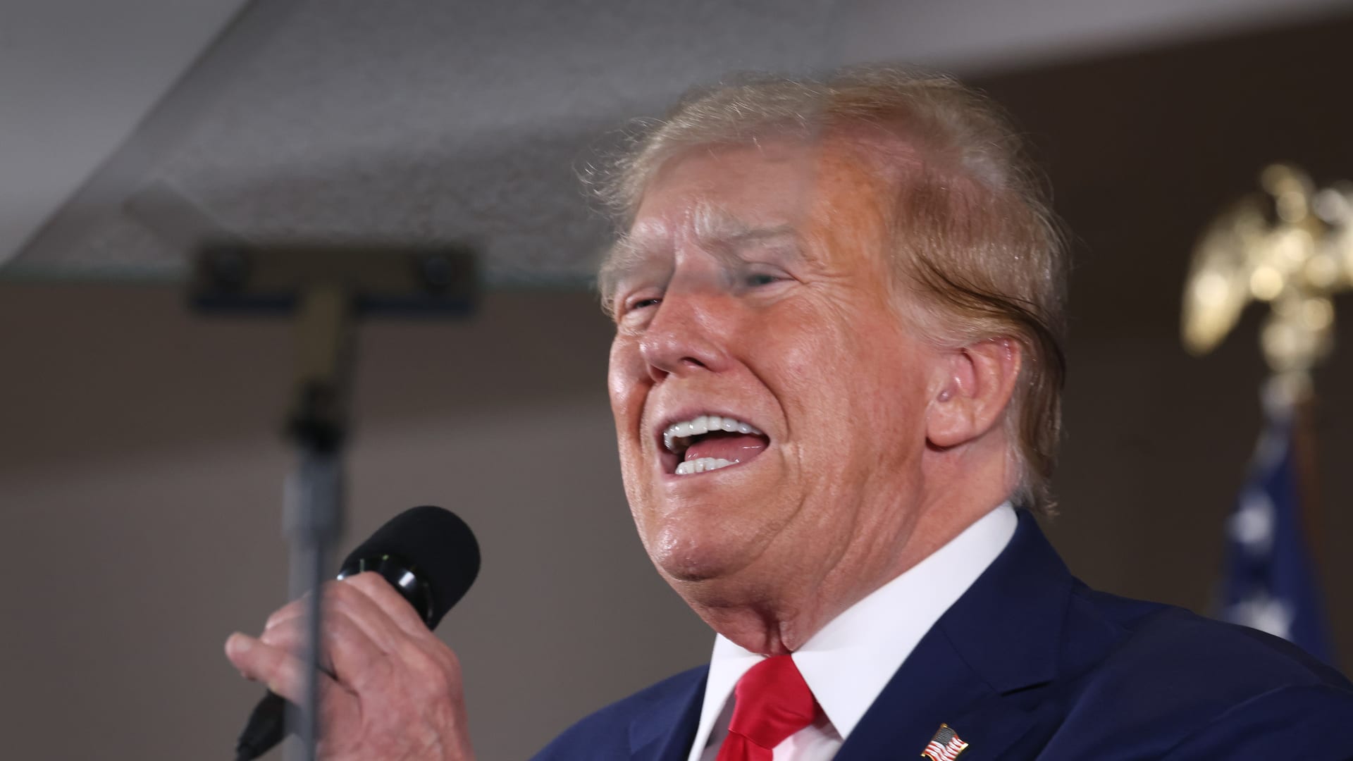 ترامب: بايدن أسوأ رئيس في تاريخ أمريكا.. ويشكل تهديدا حقيقيا على الديمقراطية