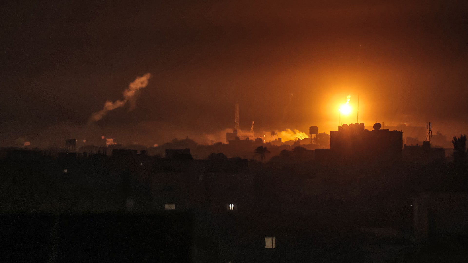 مقدمو الخدمات الطبية يعلنون انسحابهم من مستشفى في وسط غزة بسبب القصف الإسرائيلي