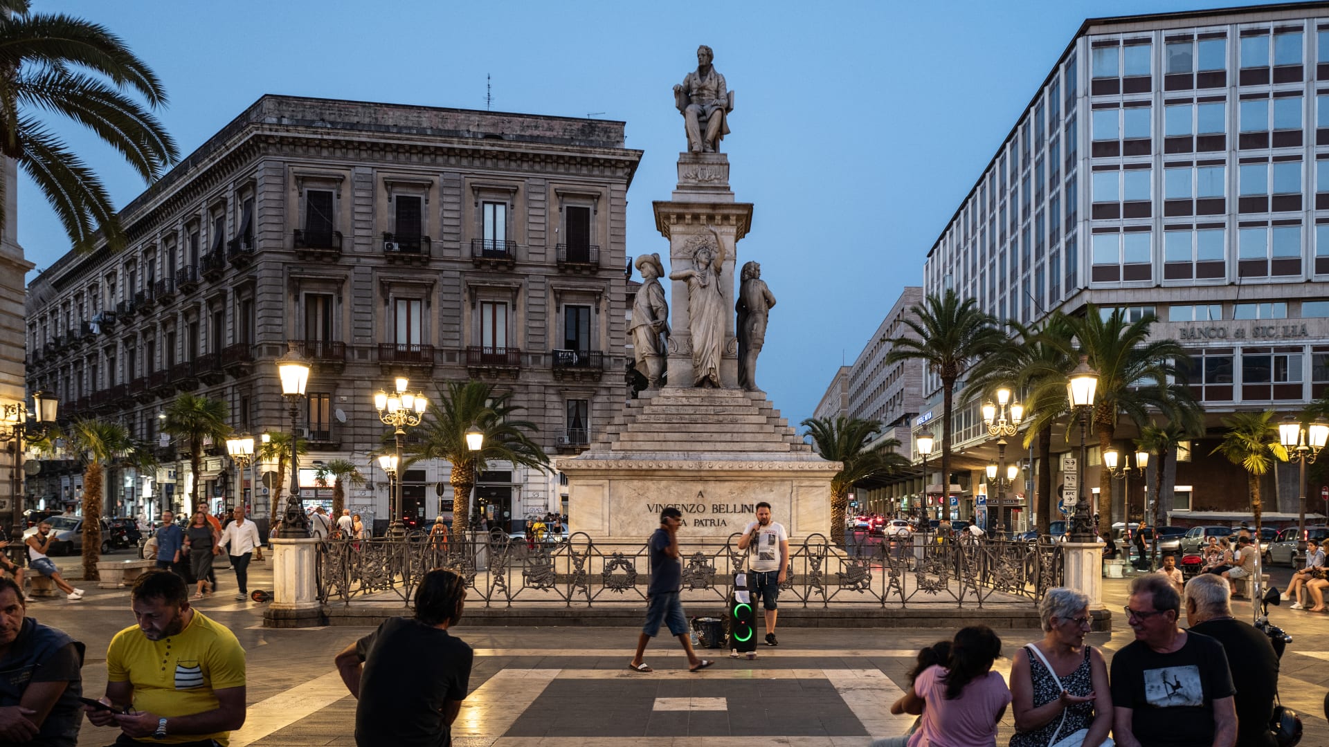 إيطاليا.. اعتقال 7 مصريين بتهمة اغتصاب فتاة عمرها 13 عامًا في مراحيض حديقة عامة 1 إيطاليا.. اعتقال 7 مصريين بتهمة اغتصاب فتاة عمرها 13 عامًا في مراحيض حديقة عامة