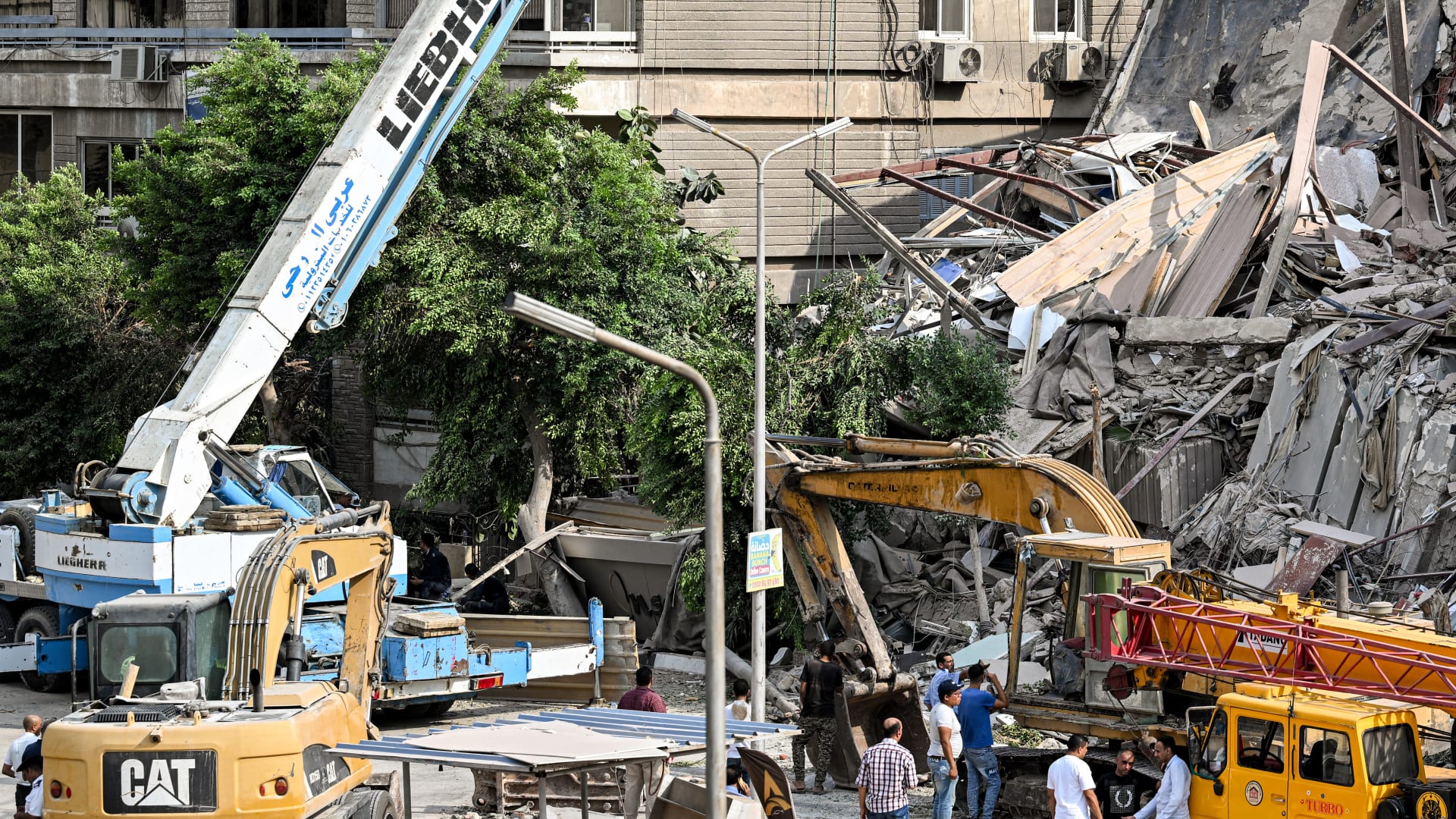 مصر مصرع 8 أشخاص وإصابة 3 آخرين في انهيار عقار بالقاهرة مصر مصرع 8 أشخاص وإصابة 3 آخرين في انهيار عقار بالقاهرة