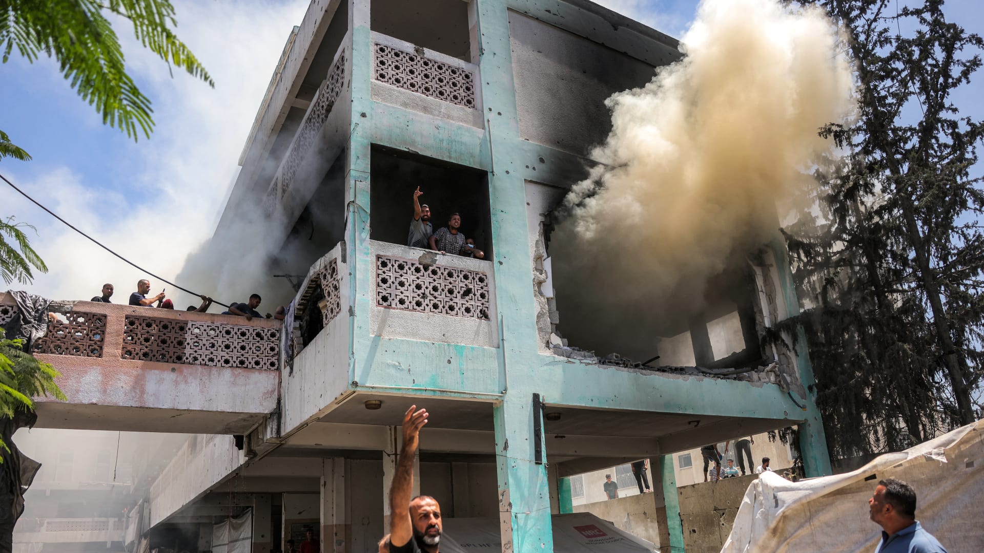 مقتل 20 شخصًا بينهم أطفال في غارة على سوق مزدحم في مدينة غزة