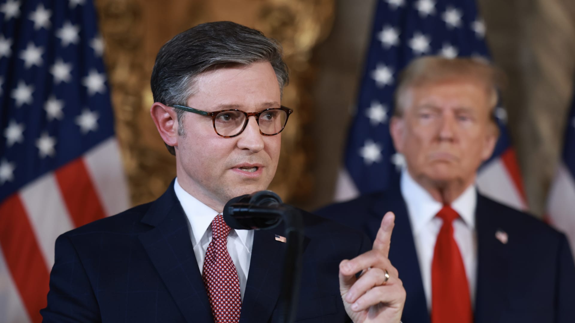 "ترامب كان مخبرا لـFBI في قضية إبستين".. لماذا تراجع رئيس "النواب" الأمريكي عن تصريحه "المثير للجدل"؟