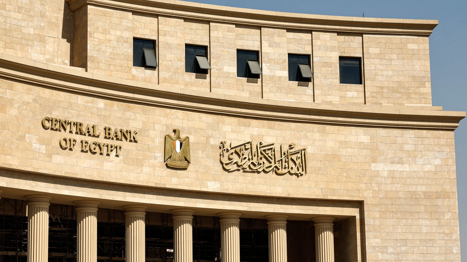 مصر: السيسي يوجه بخفض التضخم وتدبير الدولار.. وخبراء يعلقون
