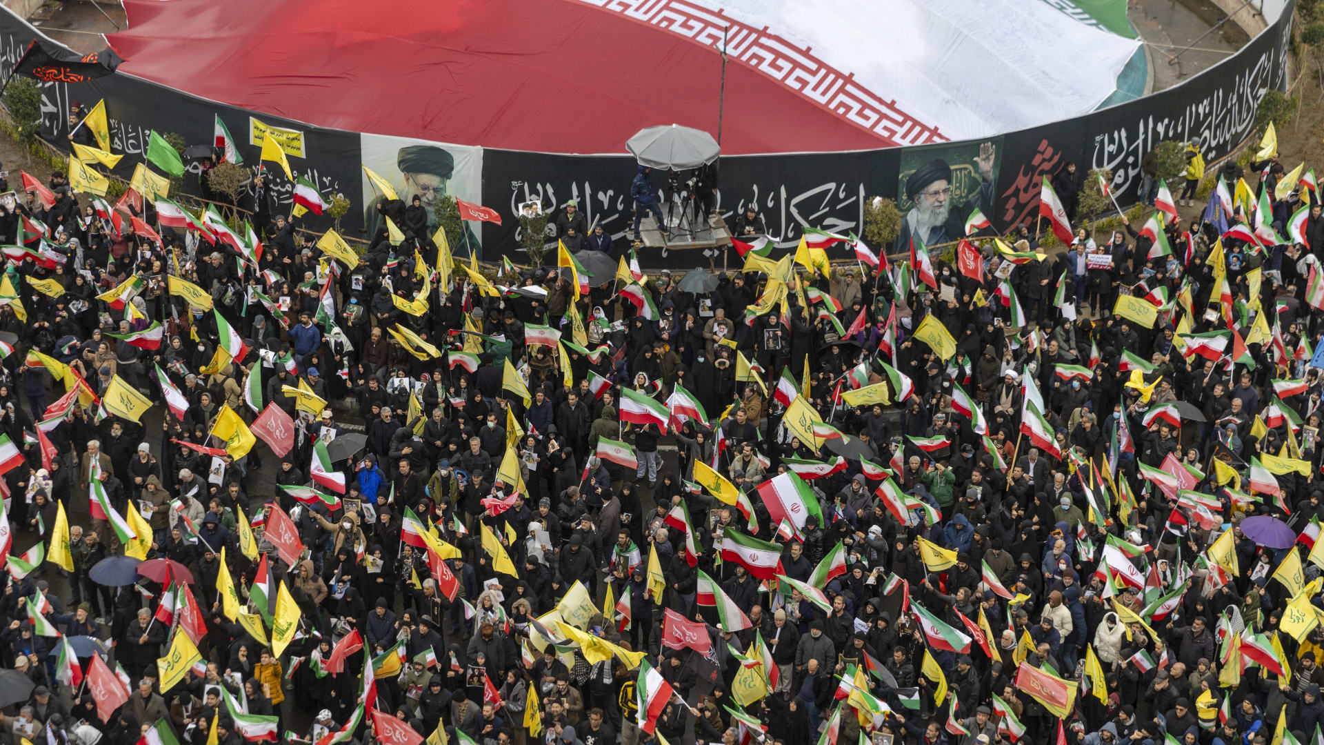 وسط أصوات الانفجارات.. متظاهرون في طهران يحرقون أعلام إسرائيل ويرفعون صور المرشد