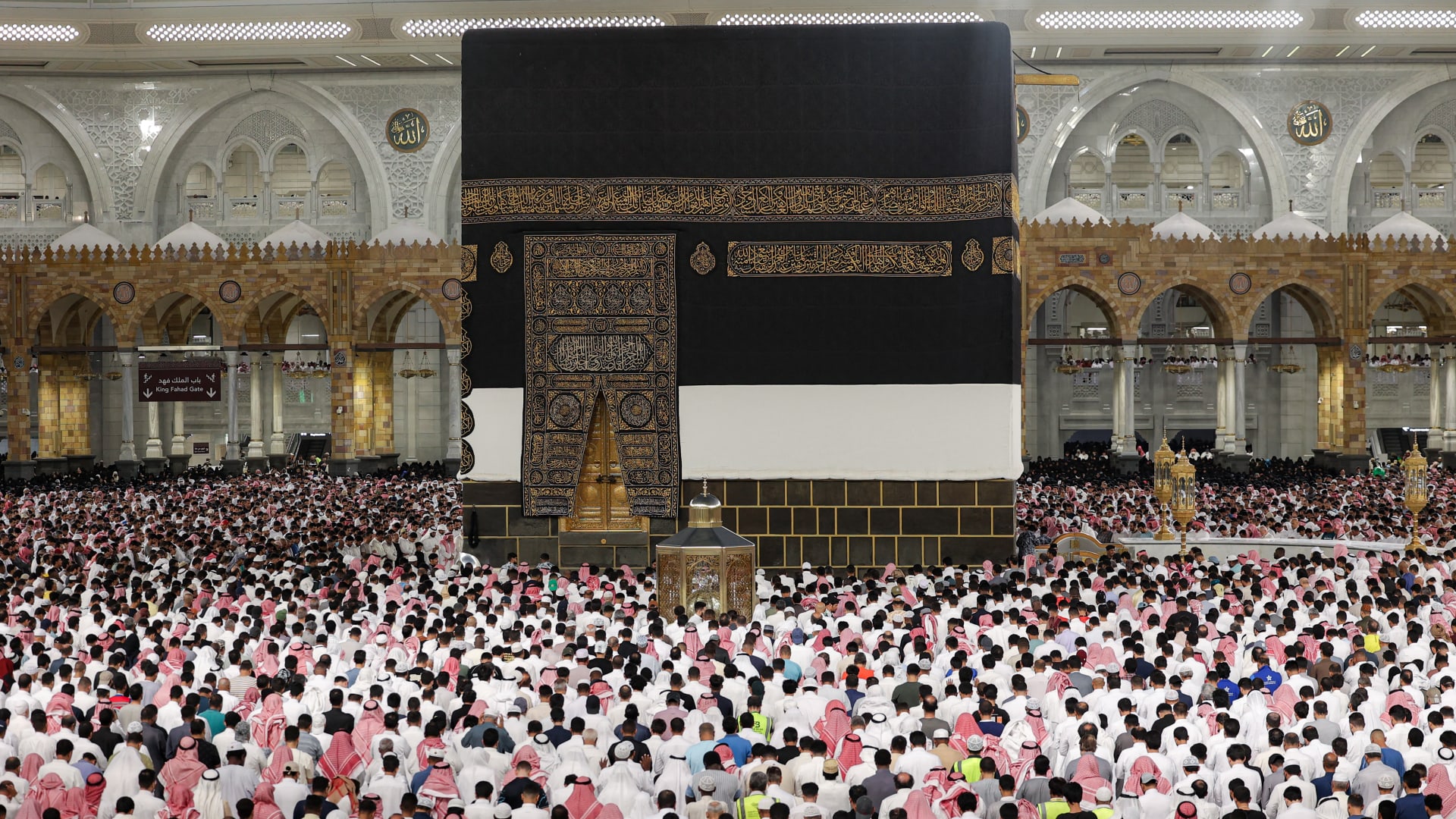 السعودية تستقبل حجاج إيران بالورود وحقائب الهدايا