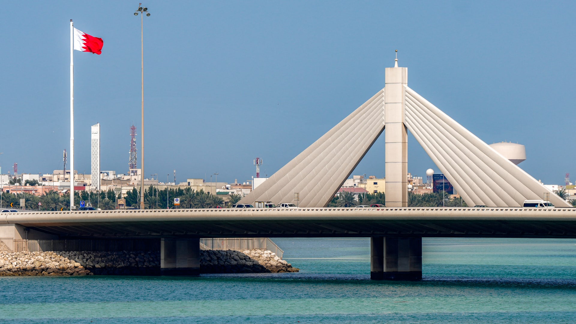 البحرين تعلن إسقاط الجنسية عمن "أبدوا تعاطفهم وتمجيدهم" للاعتداءات الإيرانية.. وعوائلهم