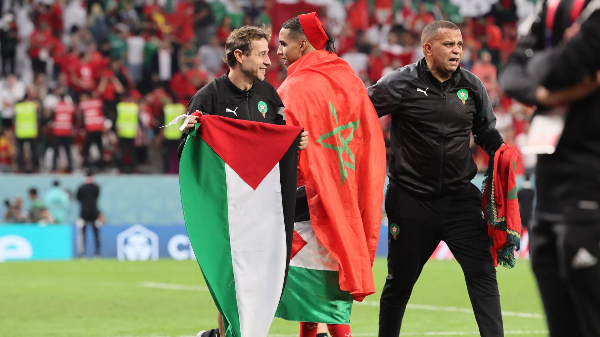 لاعبو المغرب يرفعون العلم الفلسطيني احتفالا بالتأهل لربع نهائي المونديال