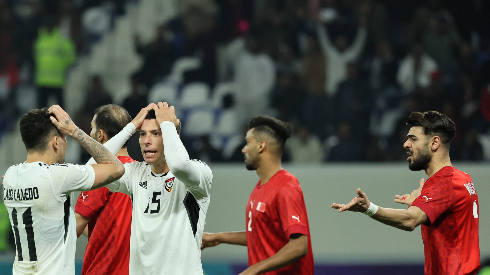 "سنعيش على الذكريات".. ردود فعل غاضبة بعد اقتراب منتخب الإمارات من توديع منافسات "خليجي 25"