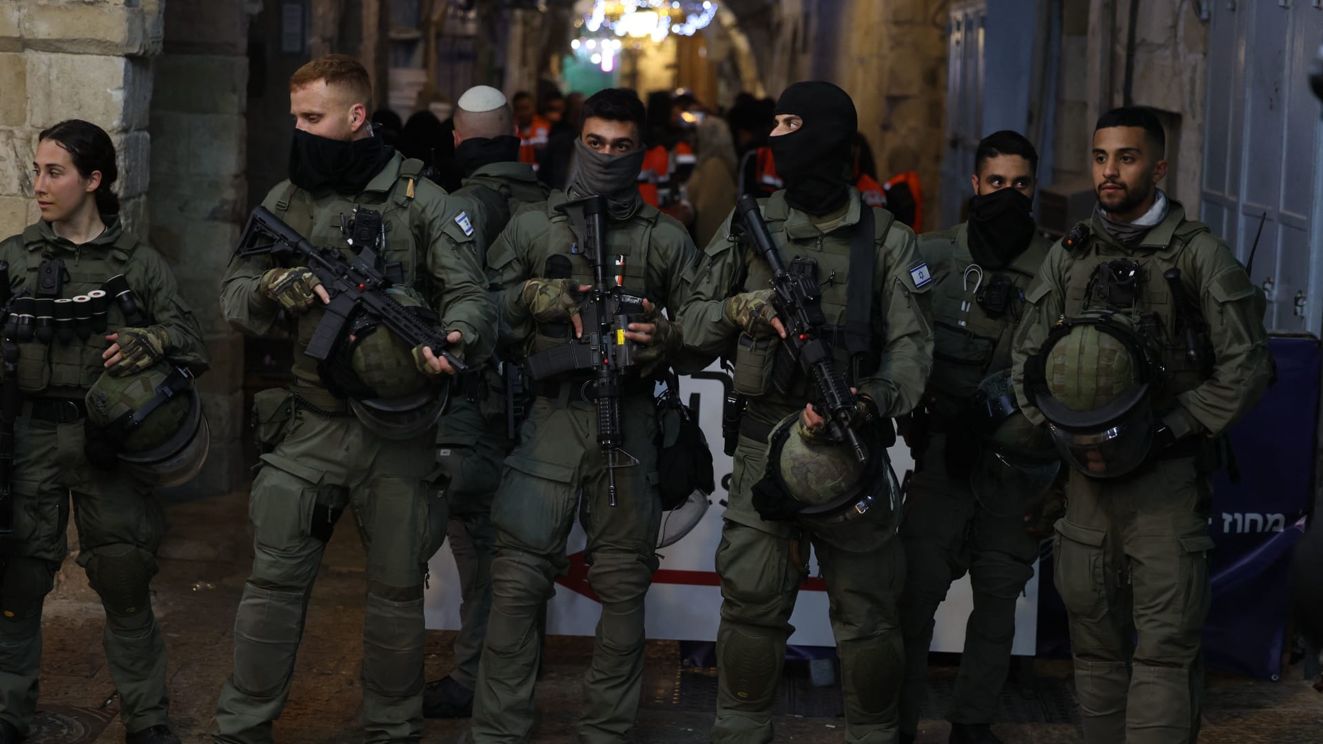 شهود عيان لـCNN: قوات إسرائيلية اقتحمت المسجد الأقصى مجددا مساء الأربعاء