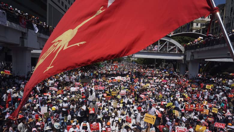 ميانمار على حافة الهاوية.. المتظاهرون يتمسكون بمواجهة الانقلاب العسكري ومخاوف من مذبحة