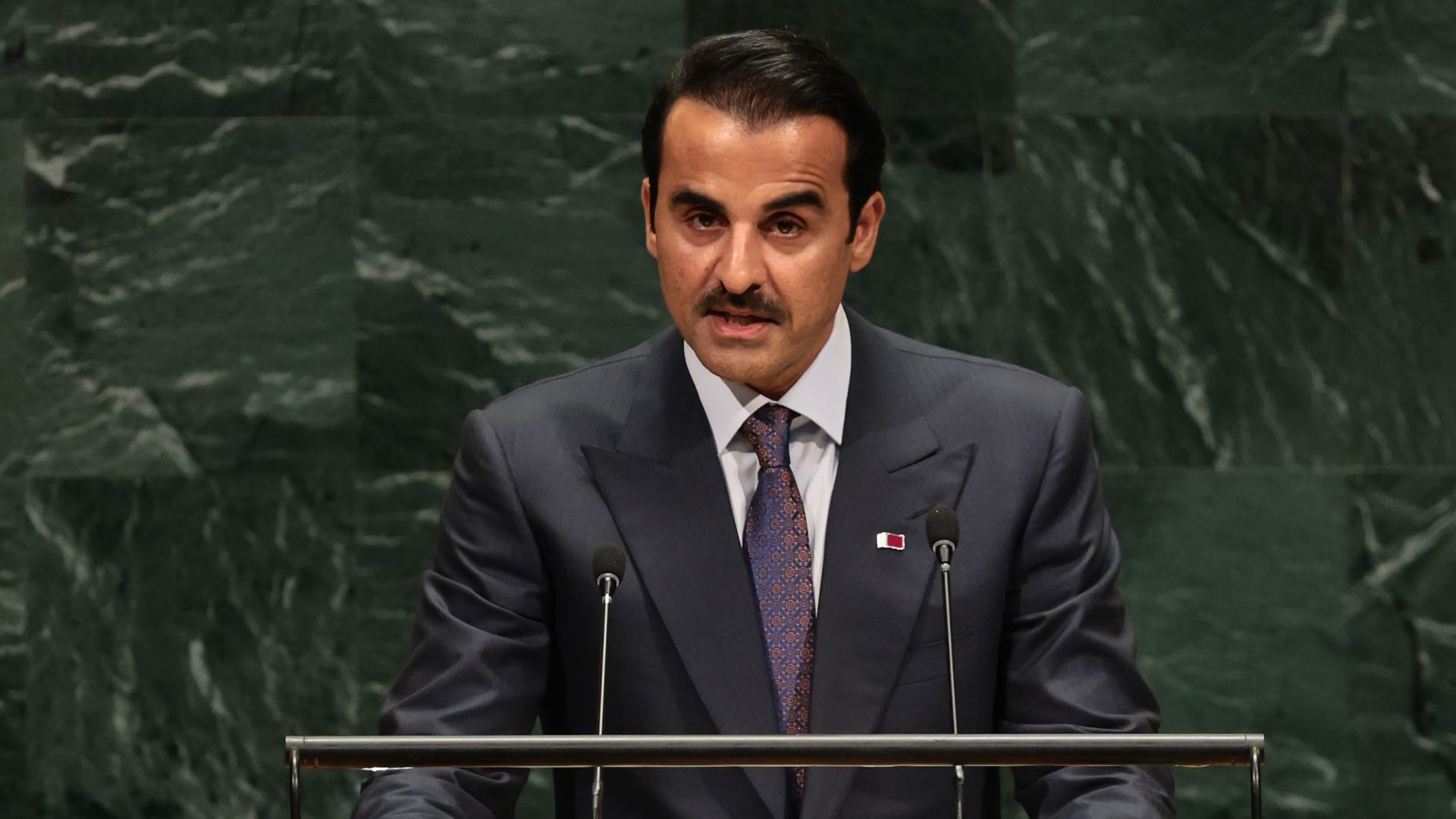 أمير قطر محذرًا: أزمة الخليج تهدد الاقتصاد العالمي.. وسببها "ترتيبات غير واقعية"