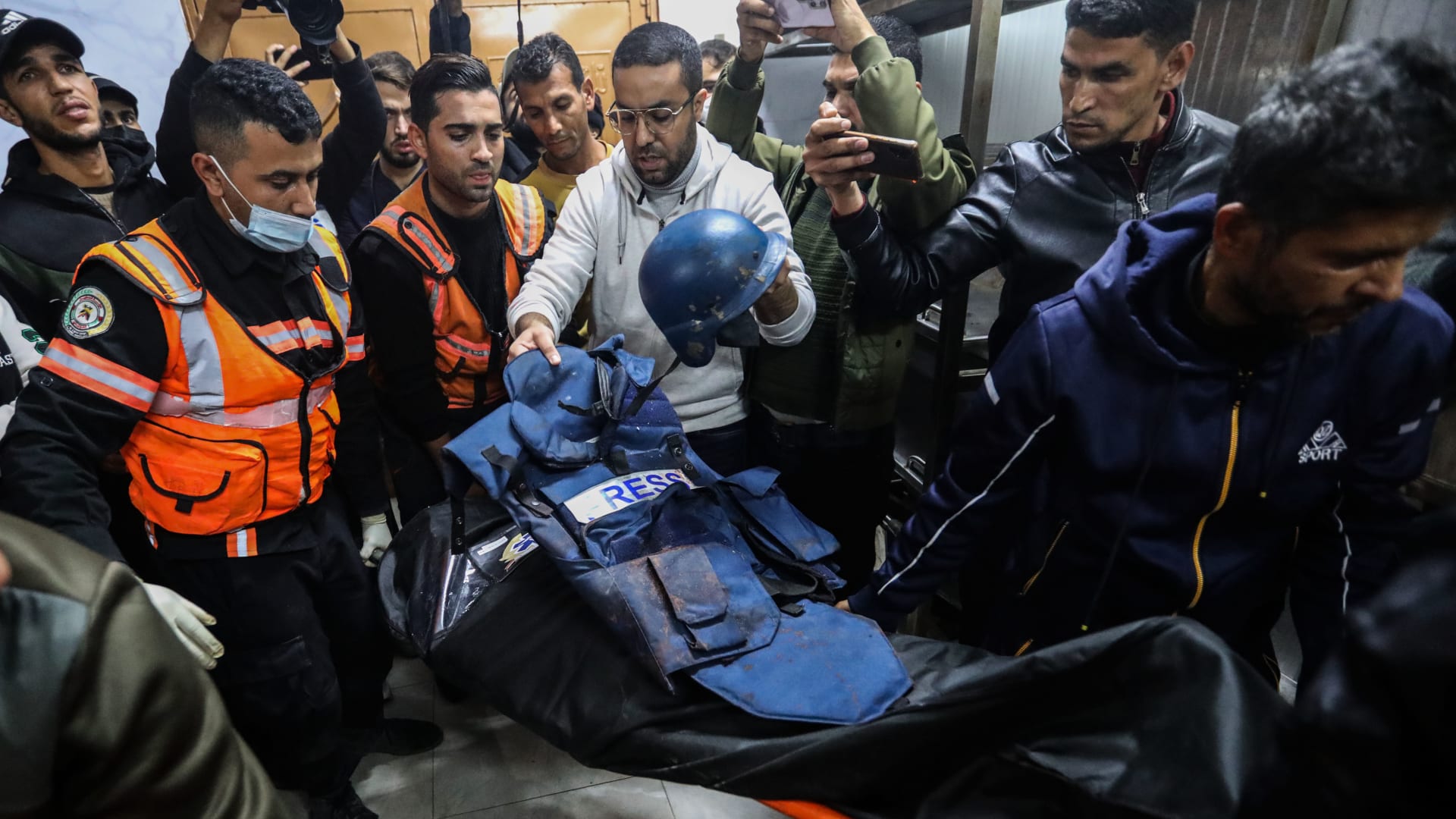 وزيرة قطرية تعلق على إعلان "الجزيرة" مقتل مصورها في "قصف إسرائيلي" 1 وزيرة قطرية تعلق على إعلان "الجزيرة" مقتل مصورها في "قصف إسرائيلي"