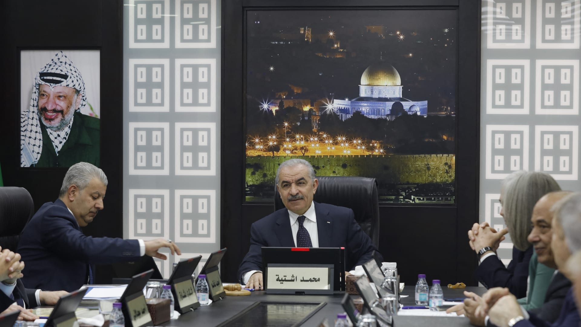 ما سبب استقالة رئيس وزراء السلطة الفلسطينية وحكومته الآن؟ شاهد ما قاله إليوت غوتكين