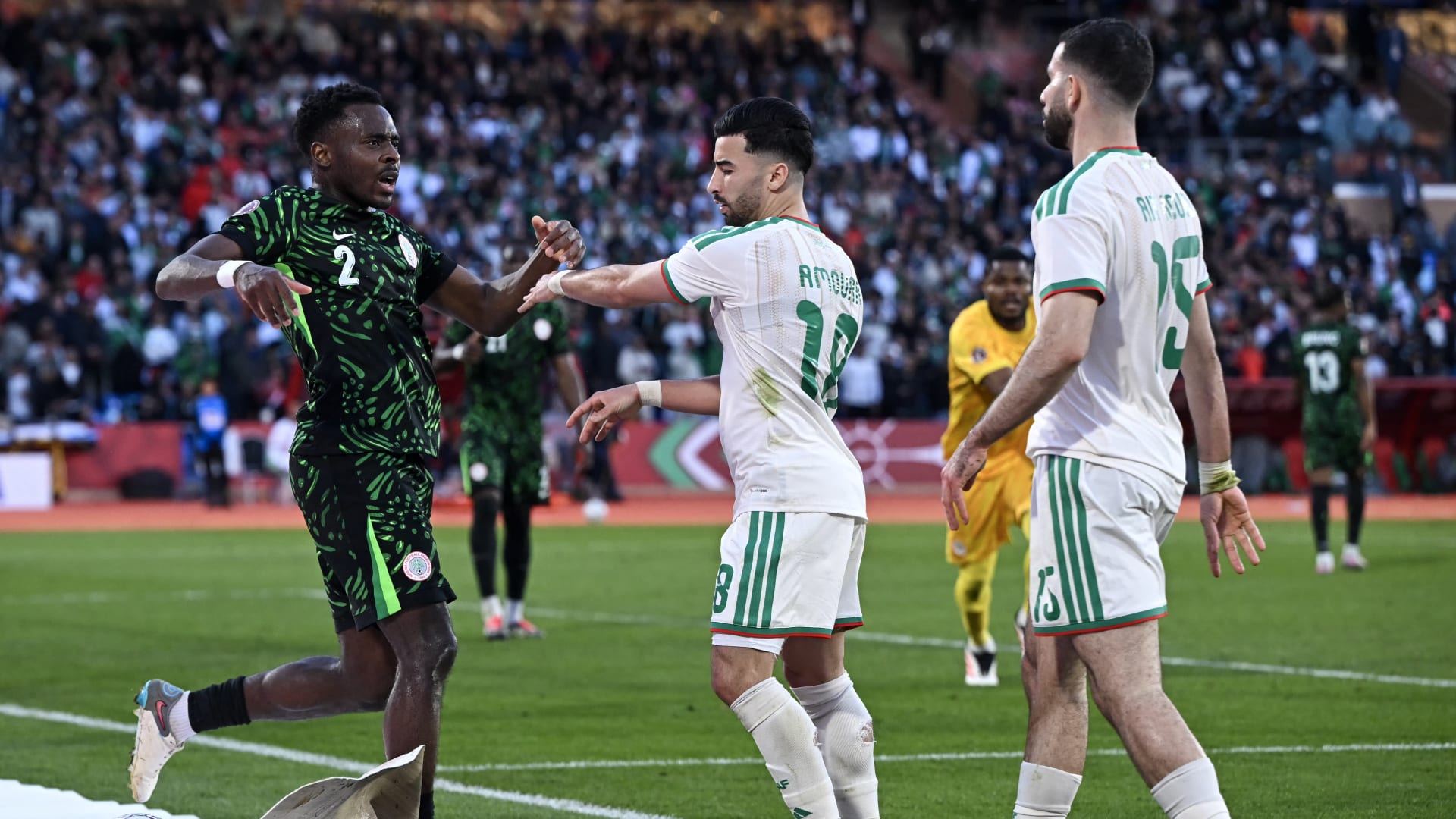 تحقيق في أحداث مباراتي المغرب والجزائر في كأس أفريقيا.. و"كاف" يهدد بالعقوبات