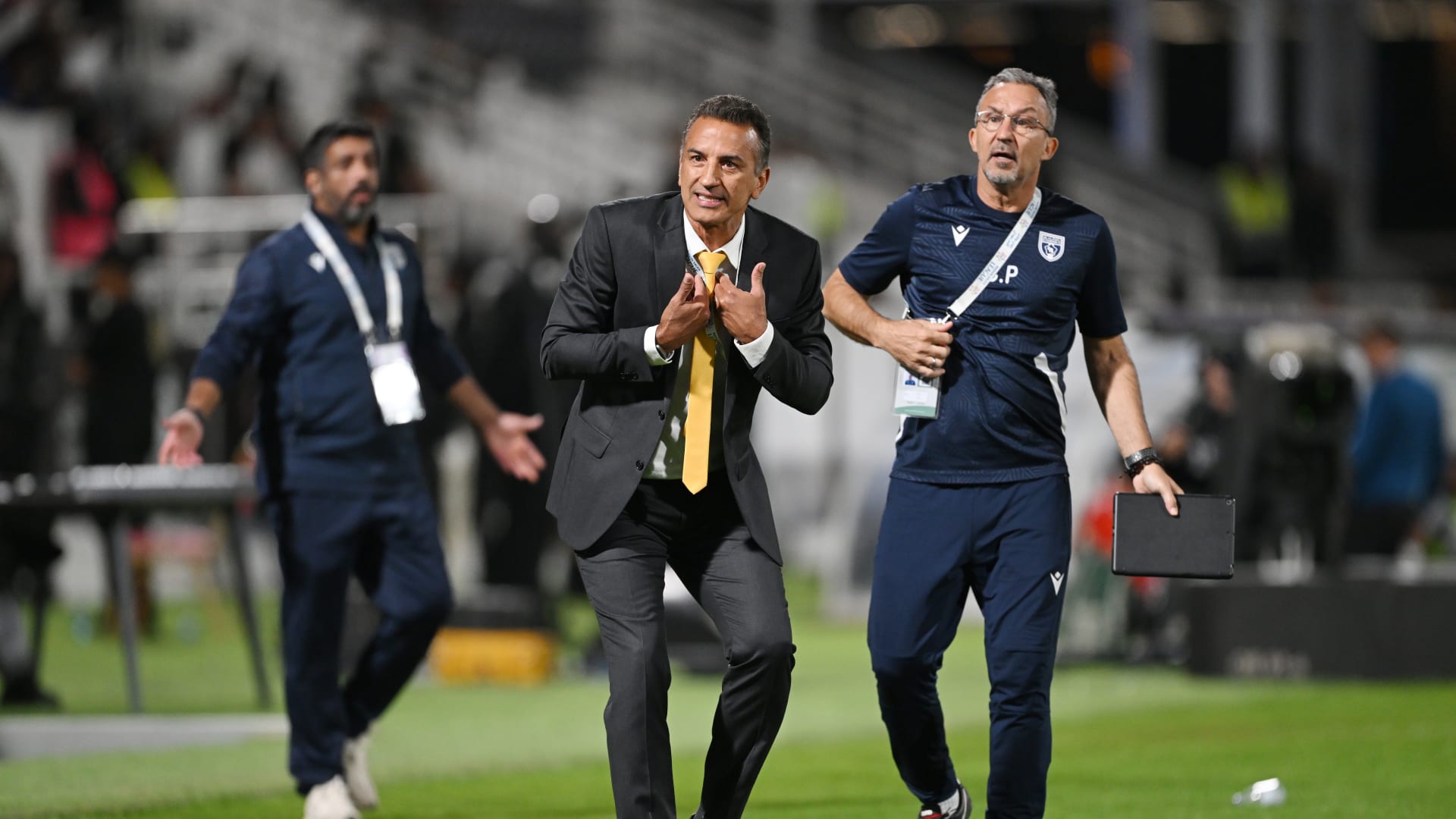 السعودية.. مدرب ينفجر غضبًا بعد احتساب هدف في مرمى فريقه خلال مباراة الهلال والتعاون 1 السعودية.. مدرب ينفجر غضبًا بعد احتساب هدف في مرمى فريقه خلال مباراة الهلال والتعاون