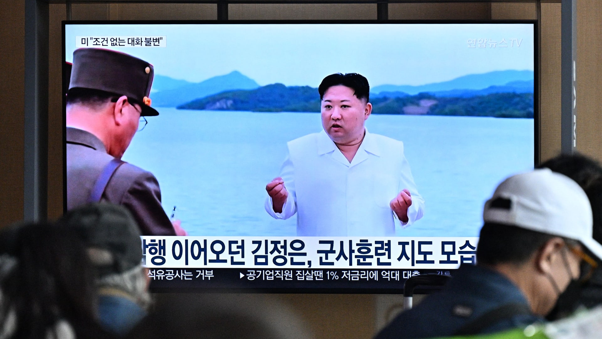 تلفزيون يعرض بثا إخباريا مع صورة للزعيم الكوري الشمالي كيم جونغ أون في محطة للسكك الحديدية بسيول