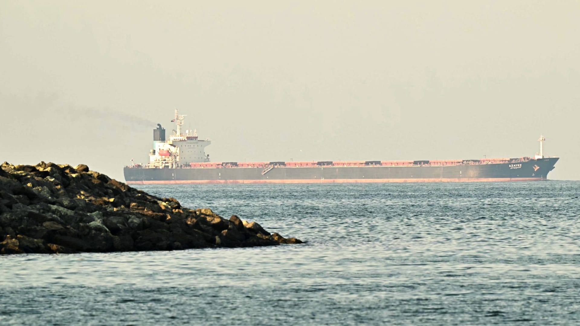 سعر برميل النفط يكسر حاجز الـ 100 دولار