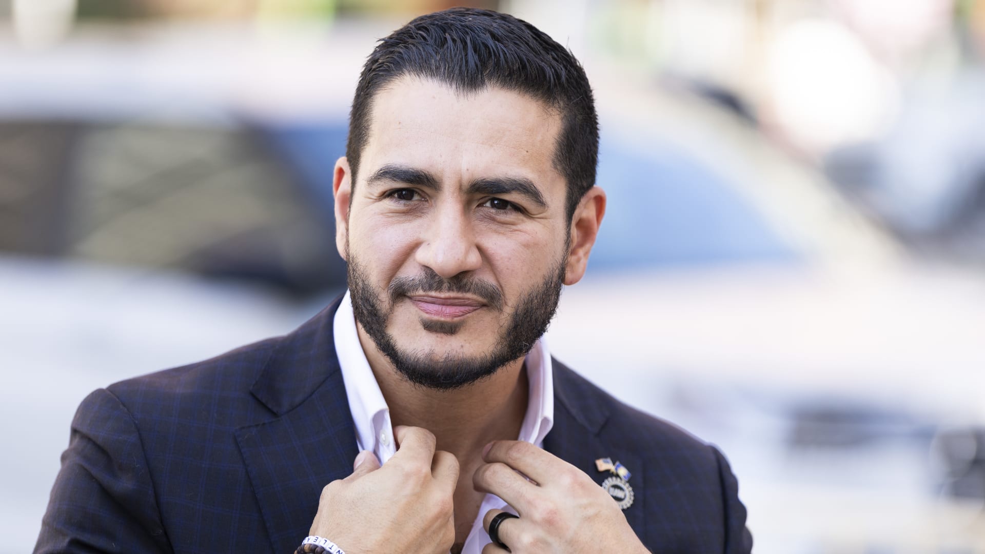 السيد يعتذر للديمقراطيين اليهود ساعيا لرأب الصدع بالحزب