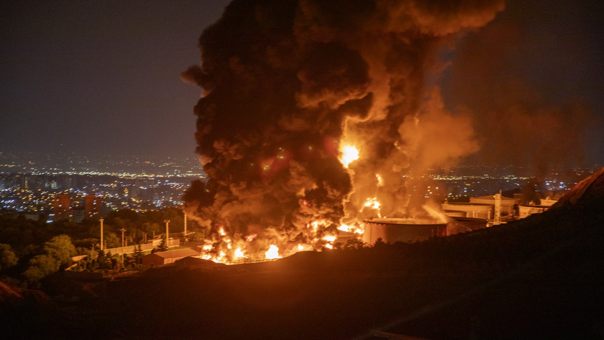 الجيش الإسرائيلي: قصفنا "مركز القيادة النووية للنظام الإيراني" بغارات على 80 هدفا