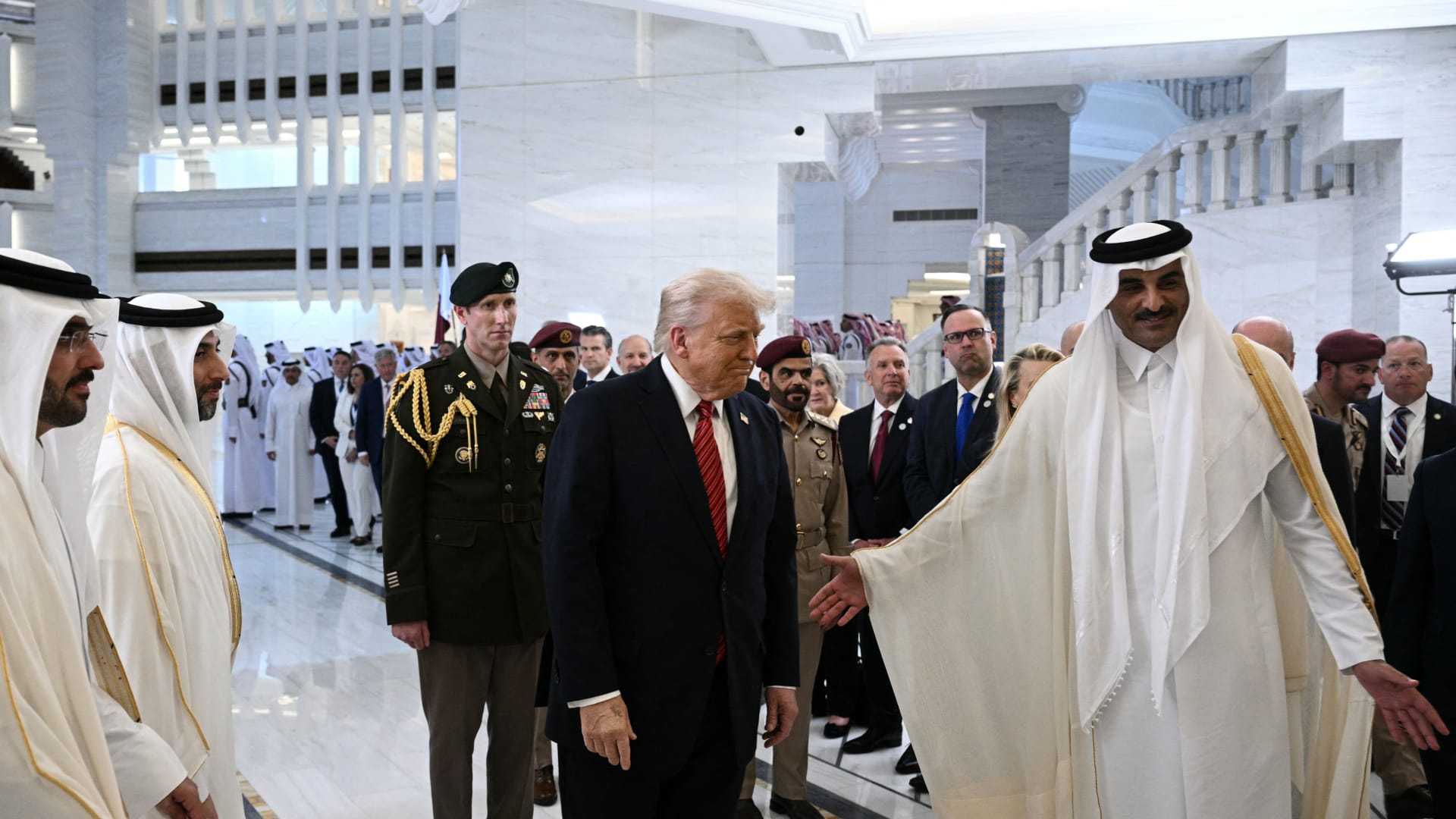 استقبال ترامب في قطر بموكب من الجمال وشاحنات "سايبرترك" حمراء