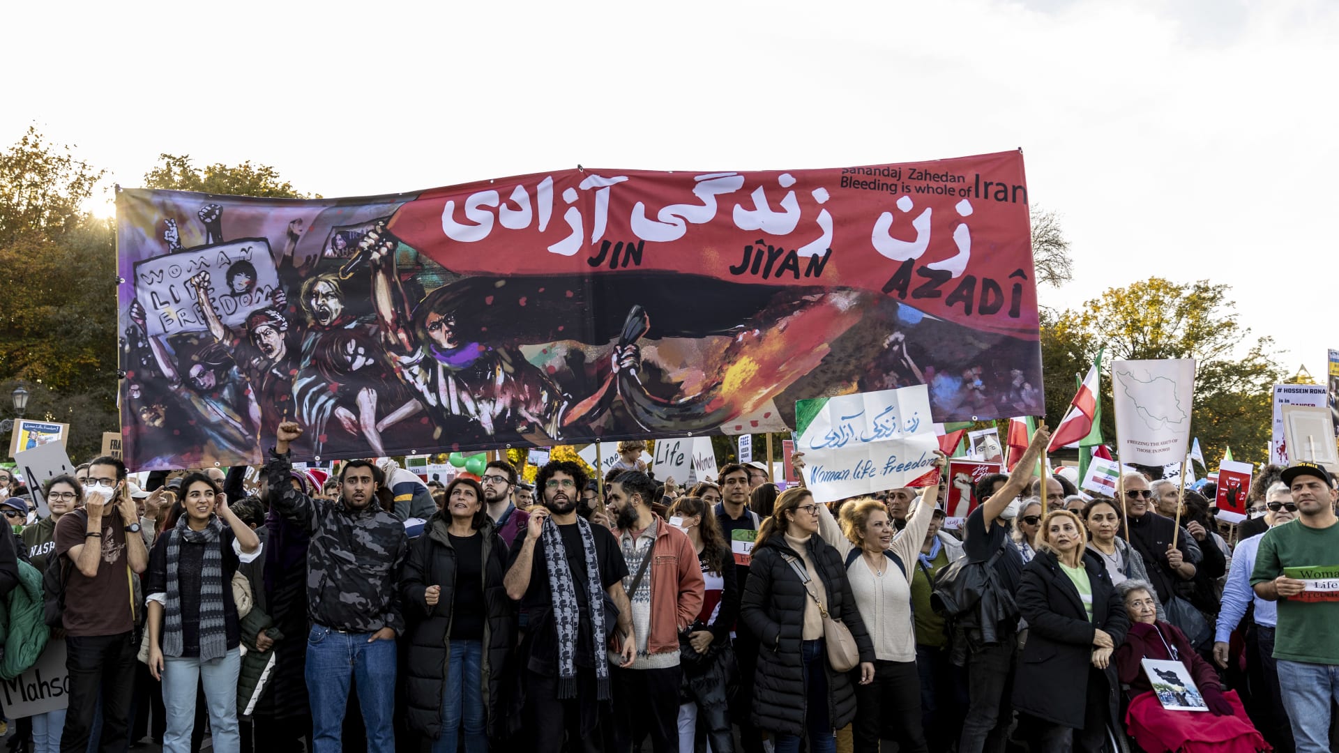 فيديو يظهر مضايقة متظاهرين لمتحدث باسم الحكومة الإيرانية.. ومقتل الشابة نجين عبدالمالكي