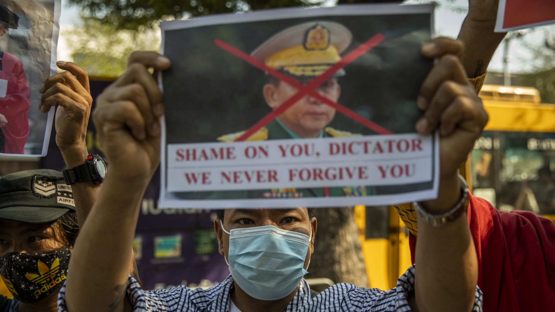 ميانمار على حافة الهاوية.. المتظاهرون يتمسكون بمواجهة الانقلاب العسكري ومخاوف من مذبحة